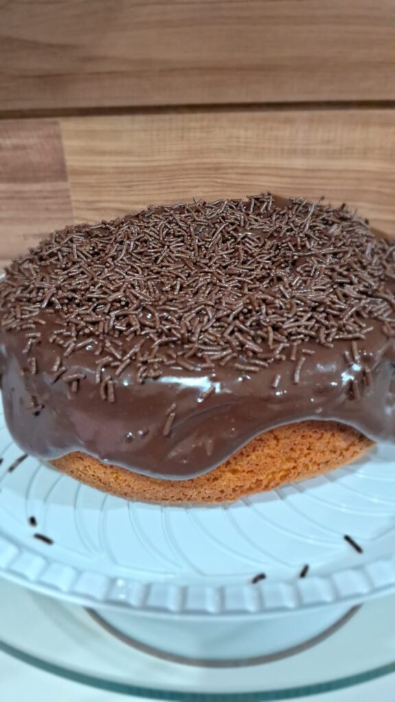 Bolo Vulcão Artesanal de Cenoura com Brigadeiro - Médio